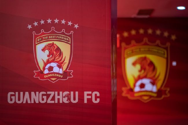 上世纪四十年月，加州理工学院毕生传授钱学森（陈坤 饰）由于美国鼓起的反共谈吐而备受冲击。他的尖端手艺研究被迫中断，并被责令出境。钱学森心系故国，回心似箭，而意想到钱学森的庞大价值的美方又对其回国设置了重重障碍，乃至以特务罪拘系钱学森。终究，宣布无罪的钱学森被持久囚禁在家 中。                                      钱学森写信展转与故国获得联系，周恩来授命用11名美国战犯飞翔员换回了钱